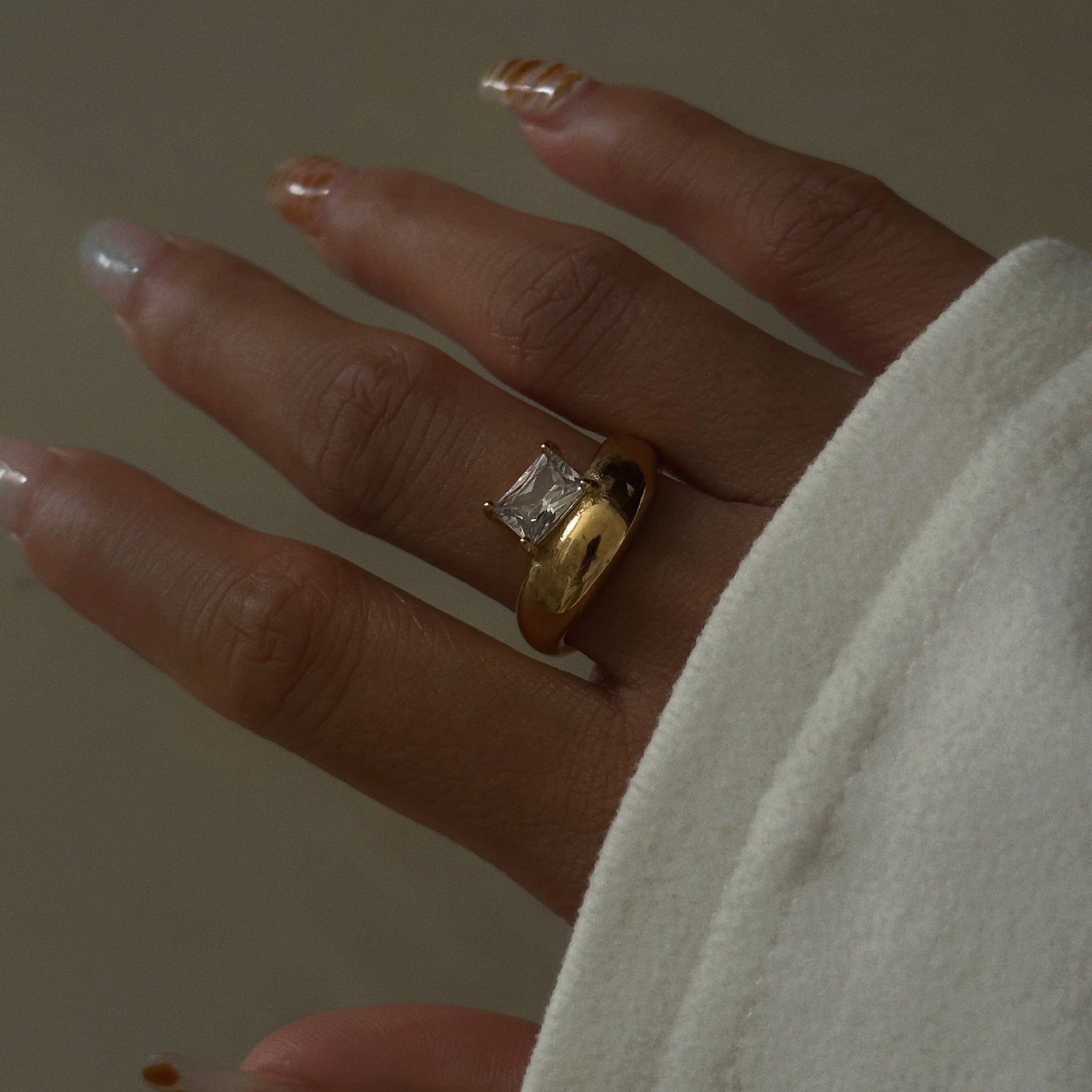 Retro Style Electroplated White Zircon Ring - FASHIONKULTUR