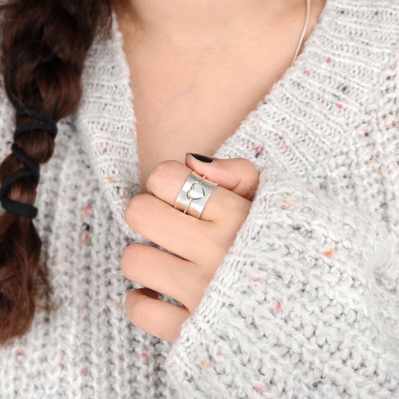 New Cute Peach Heart Hollow Stitching Rotating Ring - FASHIONKULTUR