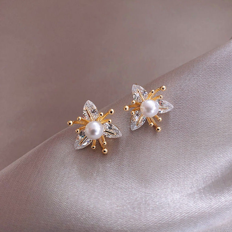 Small Pearl Petal Ear Stud Is Simple And Compact - FASHIONKULTUR